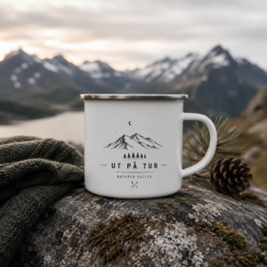 Premium emaljekrus med fjellmotiv og teksten Ut på tur i norsk natur