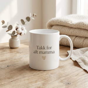 Hvitt keramisk krus med teksten “Takk for alt mamma” og minimalistisk hjerte