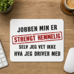 Musematte med teksten Jobben min er strengt hemmelig i moderne kontor
