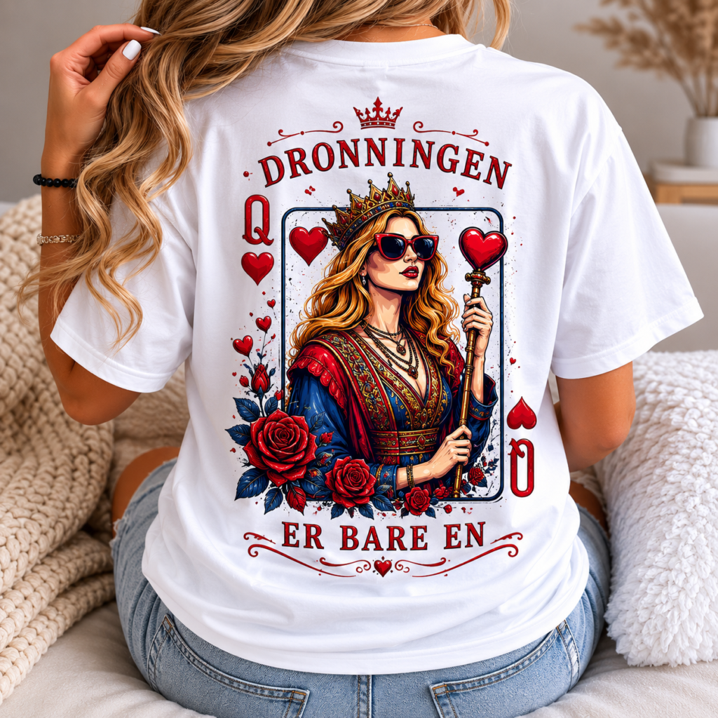 Hvit oversized t skjorte med Dronningen er bare en design