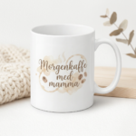 To minimalistiske premium krus med varm nordisk design på lyst trebord